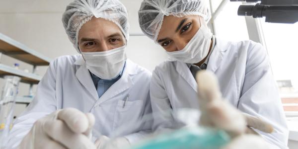 gros-plan-scientifiques