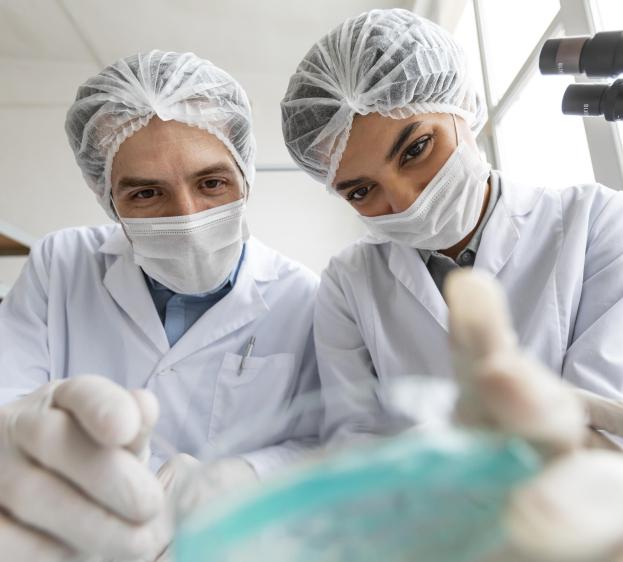 gros-plan-scientifiques